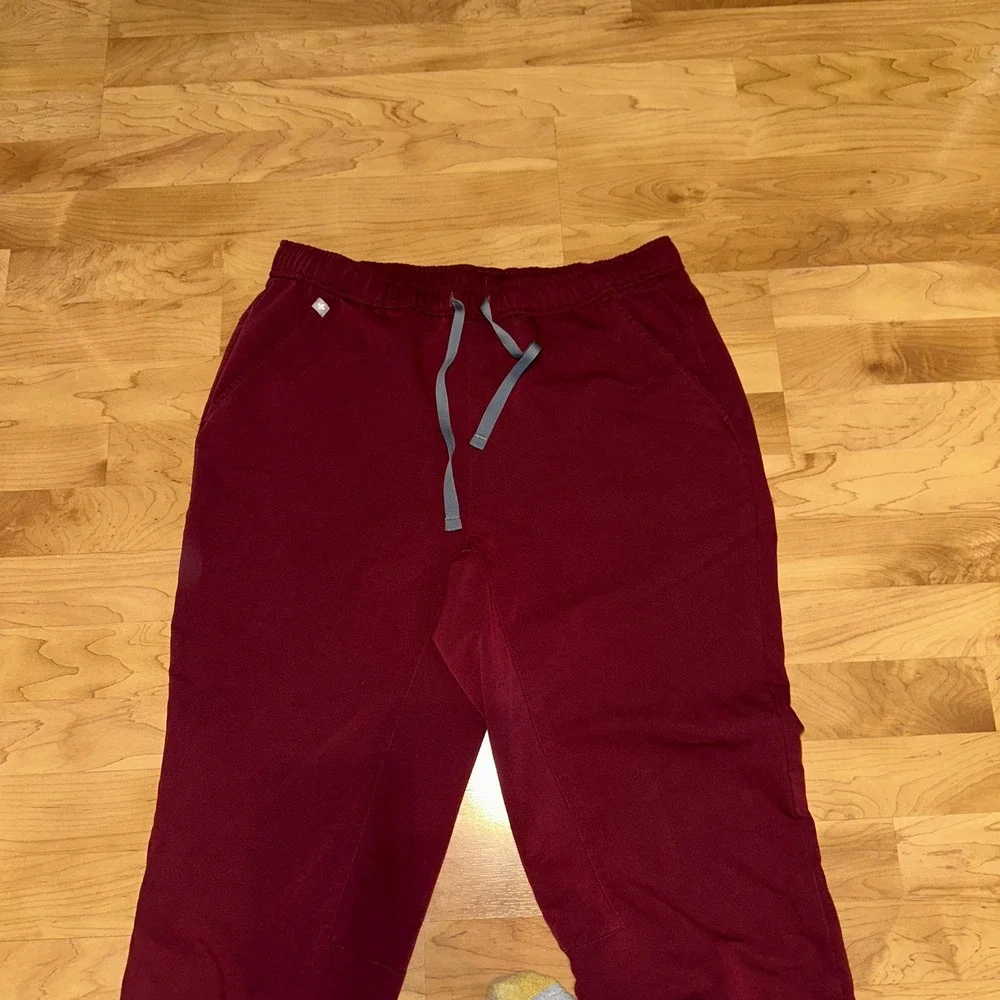 FIGS Tansen Men's Jogger Burgundy size Large Tall po‎ 1645 style mxxsw2004t